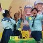 Regu SMP Vifi Maumere bereuforia setelah keluar sebagai juara Lomba Cerdas Cermat 4 Konsensus Kebangsaan Tingkat SMP, Jumat (17/10) 