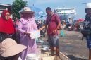 Maria Nona Saidah sedang melayani pembelian ikan dinTPI Alok, Jumat (24/10)