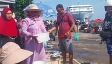 Maria Nona Saidah sedang melayani pembelian ikan dinTPI Alok, Jumat (24/10)
