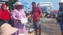 Maria Nona Saidah sedang melayani pembelian ikan dinTPI Alok, Jumat (24/10)