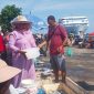 Maria Nona Saidah sedang melayani pembelian ikan dinTPI Alok, Jumat (24/10)