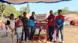 Penyerahan bantuan tanggap darurat dari Program TJSL PLN bagi korban erupsi Gunung Lewotobi Laki-Laki, Jumat (26/9)