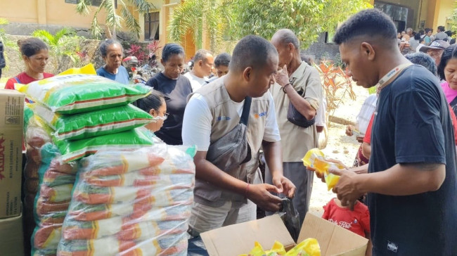 Kegiatan Pasar Murah di Kantor Kecamatan Kewapante dalam rangka memperingati HUT ke-61 Partai Golkar, Jumat (3/10)
