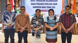 Komisioner Bawaslu Sikka pose bersama Komisioner Bawaslu NTT dan Koordinator Sekretariat Bawaslu Sikka, Selasa (7/10)