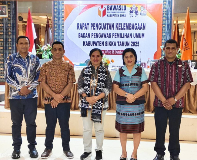 Komisioner Bawaslu Sikka pose bersama Komisioner Bawaslu NTT dan Koordinator Sekretariat Bawaslu Sikka, Selasa (7/10)