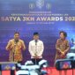 Dirut BPJS Kesehatan Ghufron Mukti (kiri) pada acara Satya JKN Award 2025, Selasa (14/10)