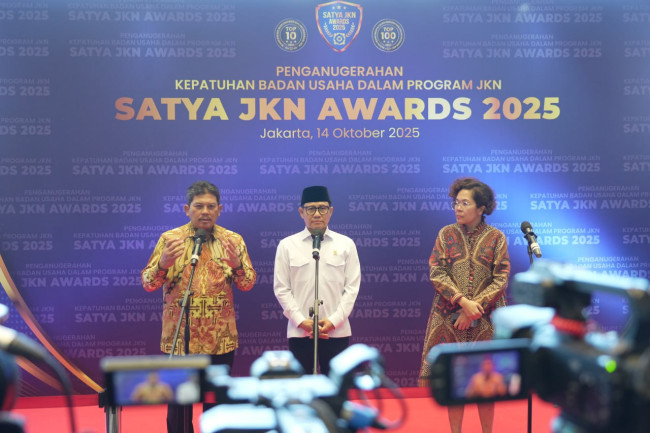Dirut BPJS Kesehatan Ghufron Mukti (kiri) pada acara Satya JKN Award 2025, Selasa (14/10)