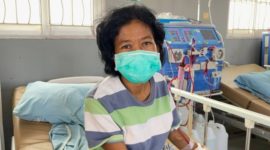 Maria Bernardeta Wea, perserta JKN asal Nagekeo, rutin melakukan cuci darah di RSUD TC Hillers Maumere