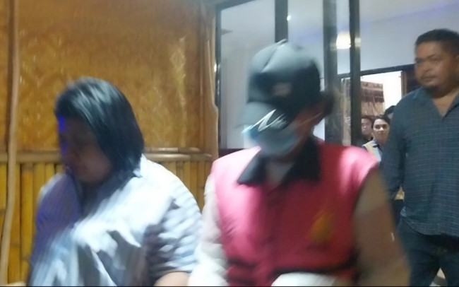 Seorang tersangka kasus kredit fiktif dievakuasi ke Rutan Maumere, Jumat (17/10) malam