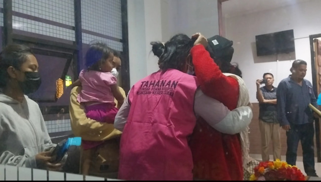 Tersangka kasus kredit fiktif sebelum digelandang ke Rutan Maumere, Jumat (17/10)