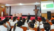 Kepala BPJS Kesehatan Cabang Maumere Dina Anjayani menginformasikan Program JKN kepada mahasiswa Unipa