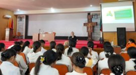 Kepala BPJS Kesehatan Cabang Maumere Dina Anjayani menginformasikan Program JKN kepada mahasiswa Unipa