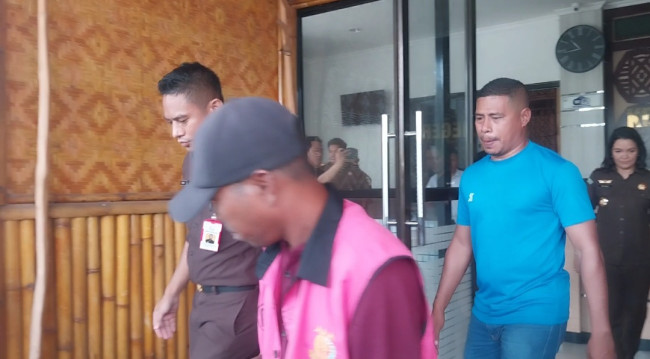 SM, tersangka kasus kredit fiktif yang sempat DPO, akhirnya menyerahkan diri, dan langsung ditahan, Senin (27/10) 
