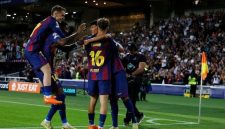 Skuad Barcelona merayakan golnya ke gawang Olympiakos di Liga Champions, Selasa (21/10)
