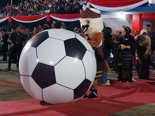 Suasana pembukaan Piala Gubernur Liga 4 ETMC XXXIV di Stadion Marilonga, Minggu (9/11)
