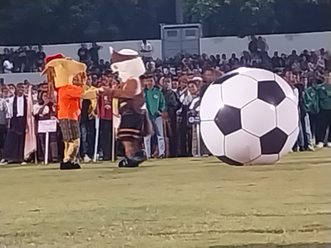 Suasana pembukaan Piala Gubernur Liga 4 ETMC XXXIV Tahun 2025 di Stadion Marilonga, Minggu (9/11)