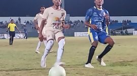 Yoris Nono, striker Bajak Laut berupaya mengejar bola saat laga berhadapan Persab Belu di Stadion Marilonga, Selasa (11/11)