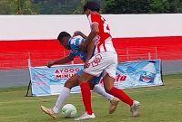 Pemain Perss Soe dan PSK Kupang saling berebut bola di Stadion Marilonga, Kamis (13/11)