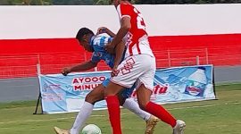 Pemain Perss Soe dan PSK Kupang saling berebut bola di Stadion Marilonga, Kamis (13/11)