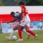 Pemain Perss Soe dan PSK Kupang saling berebut bola di Stadion Marilonga, Kamis (13/11)