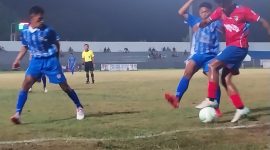 Pemain Kristal FC dan Persada SBD saling berebut bola di Stadion Marilonga, Kamis (13/11)