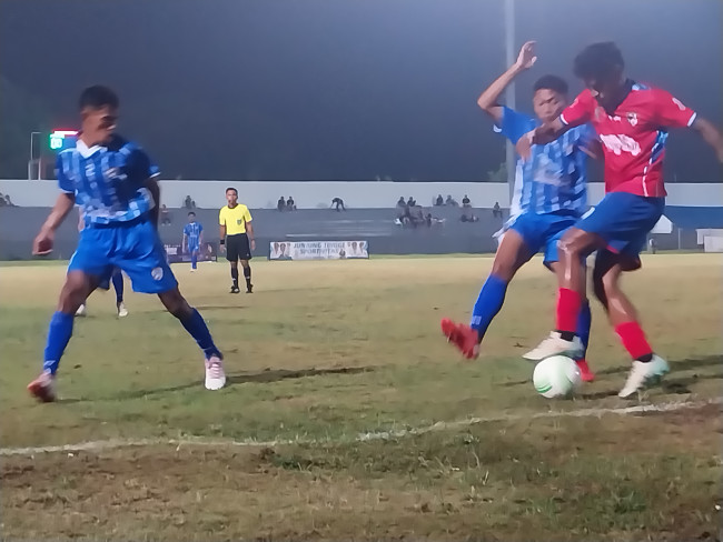 Pemain Kristal FC dan Persada SBD saling berebut bola di Stadion Marilonga, Kamis (13/11)