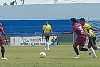 Pemain Persena Nagekeo dan Nirwana 04 saling berebut bola, Jumat (14/11)