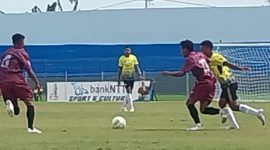 Pemain Persena Nagekeo dan Nirwana 04 saling berebut bola, Jumat (14/11)