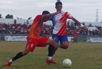 Pemain Perse Ende dan BMU Alor Pantar saling berebut bola di Stadion Marilonga, Sabtu (15/11)