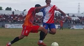 Pemain Perse Ende dan BMU Alor Pantar saling berebut bola di Stadion Marilonga, Sabtu (15/11)