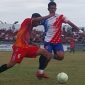 Pemain Perse Ende dan BMU Alor Pantar saling berebut bola di Stadion Marilonga, Sabtu (15/11)
