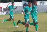 Euforia pemain Persami Maumere Strambi Poar (paling depan) usai menjebol gawang BMP Flotim, Minggu (16/11) 