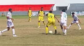 Pemain PS Malaka (kuning) mencoba menrkan pertahanan Persamba Manggarai Barat, Selasa (18/11)