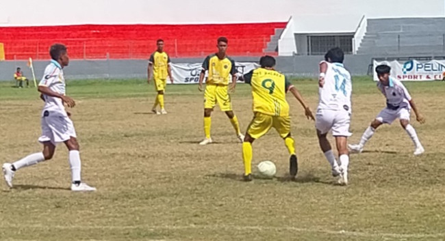 Pemain PS Malaka (kuning) mencoba menrkan pertahanan Persamba Manggarai Barat, Selasa (18/11)
