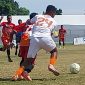 Pemain CBN berupaya merebut bola dari pemain BMU Alor Pantar pada Match3 Piala Gubernur Liga 4 ETMC XXXIV, Rabu (19/11) di Stadion Marilonga