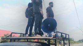 Aksi Front menuntut di depan Kantor Bupati Sikka, Jumat (31/10)