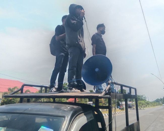 Aksi Front menuntut di depan Kantor Bupati Sikka, Jumat (31/10)