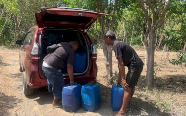 Ratusan liter moke diamankan Satresnarkoba Polres Sikka dari sebuah tempat produksi di Sikka, Sabtu (1/11)