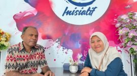 Yosef Supratman, peserta JKN, didampingi seorang petugas BPJS Kesehatan Maumere