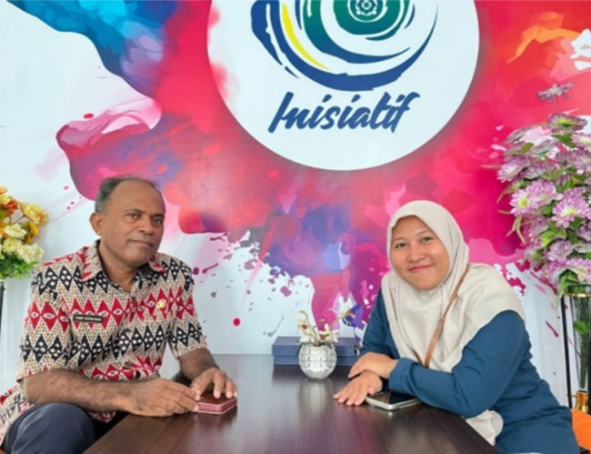 Yosef Supratman, peserta JKN, didampingi seorang petugas BPJS Kesehatan Maumere