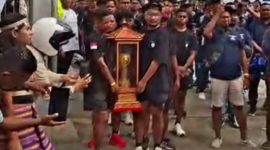 Juara bertahan Bintang Timur Atambua mengarak tropi bergilir ETMC untuk diperebutkan tahun ini di Kabupaten Ende