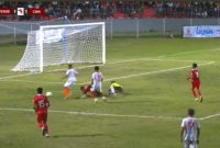 Yohanes Dake menjebol gawang Perse Ende pada laga pembuka Piala Gubernur Liga 4 ETMC XXXIV, Minggu (9/11)