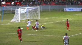 Yohanes Dake menjebol gawang Perse Ende pada laga pembuka Piala Gubernur Liga 4 ETMC XXXIV, Minggu (9/11)