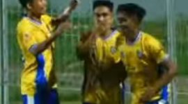 Euforia pemain Persewa Waingapu usai gol ketiga ke gawang Bintang Timur Atambua, Senin (18/11) malam