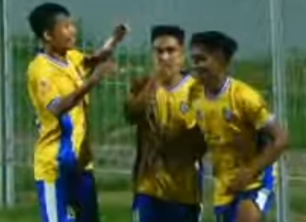 Euforia pemain Persewa Waingapu usai gol ketiga ke gawang Bintang Timur Atambua, Senin (18/11) malam