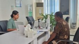 Yohanes Bernardus Boli sedang berkonsultasi dengan petugas BPJS Kesehatan Cabang Maumere, Jumat (7/11)