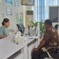 Yohanes Bernardus Boli sedang berkonsultasi dengan petugas BPJS Kesehatan Cabang Maumere, Jumat (7/11)