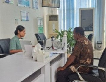 Yohanes Bernardus Boli sedang berkonsultasi dengan petugas BPJS Kesehatan Cabang Maumere, Jumat (7/11)