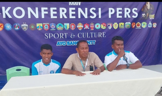 Head Coqch BMP Flotim Ibnu Chaldun berikan keterangan kepada wartawan usai menang atas Persami Maumere, Minggu (16/11)