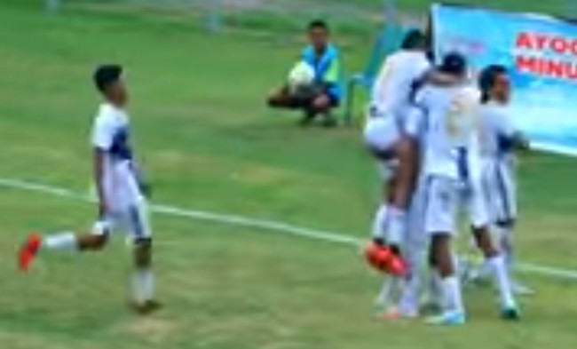 Euforia pemain Persap Alor usai menyarangkan bola.ke gawang PSK Kupang di Stadion Marilonga, Jumat (21/11)